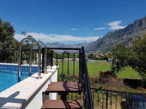 Sunshine Apartment with Private Pool and Parking